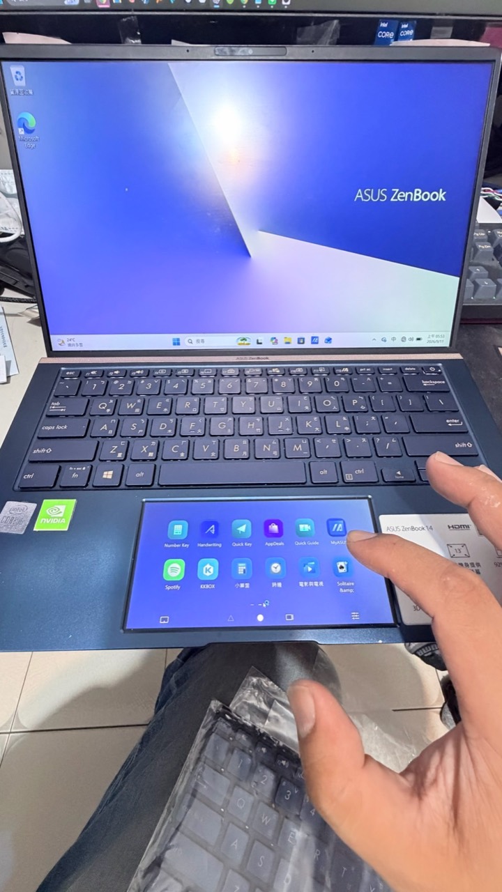 ASUS ZenBook 14 UX434F 更換鍵盤後的完整機身、實體鍵盤與觸控板畫面