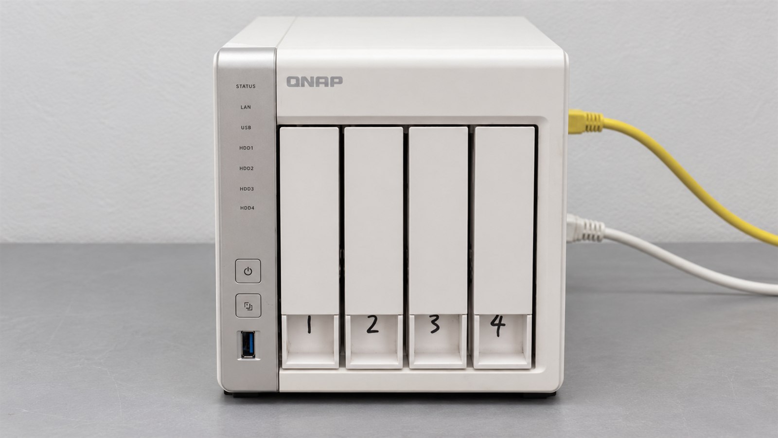QNAP TS-431P2 四槽 NAS 標記硬碟槽位 1 到 4，準備進行無硬碟開機測試
