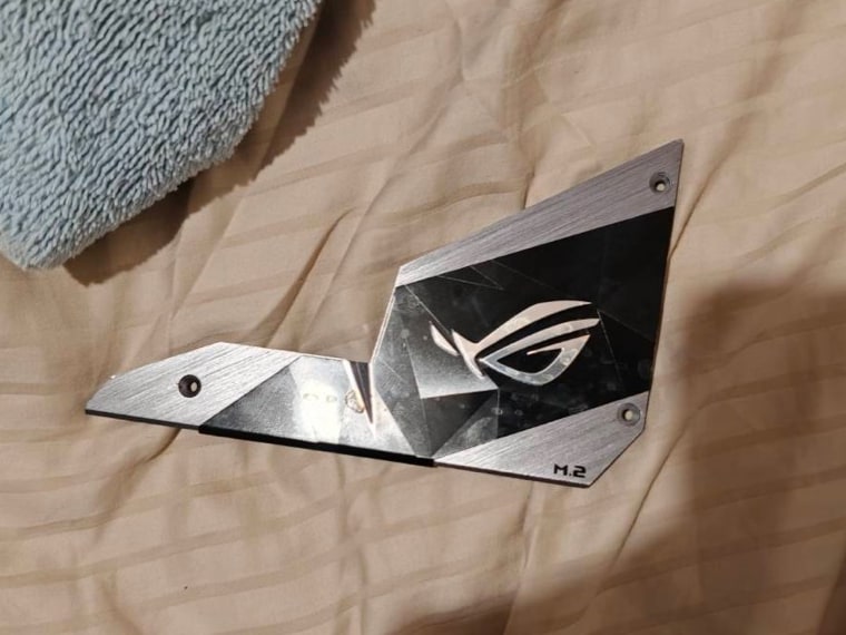 Damaged M.2 heatsink cover and mounting piece from the earlier self-installation attempt