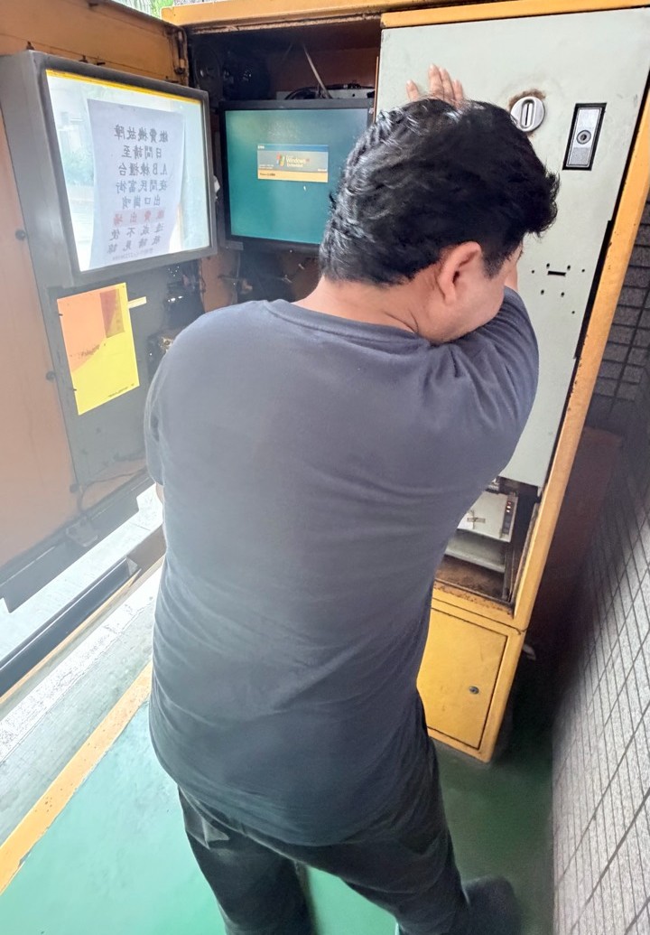 維修人員回場清潔老舊車道機接點並處理 CF 系統卡